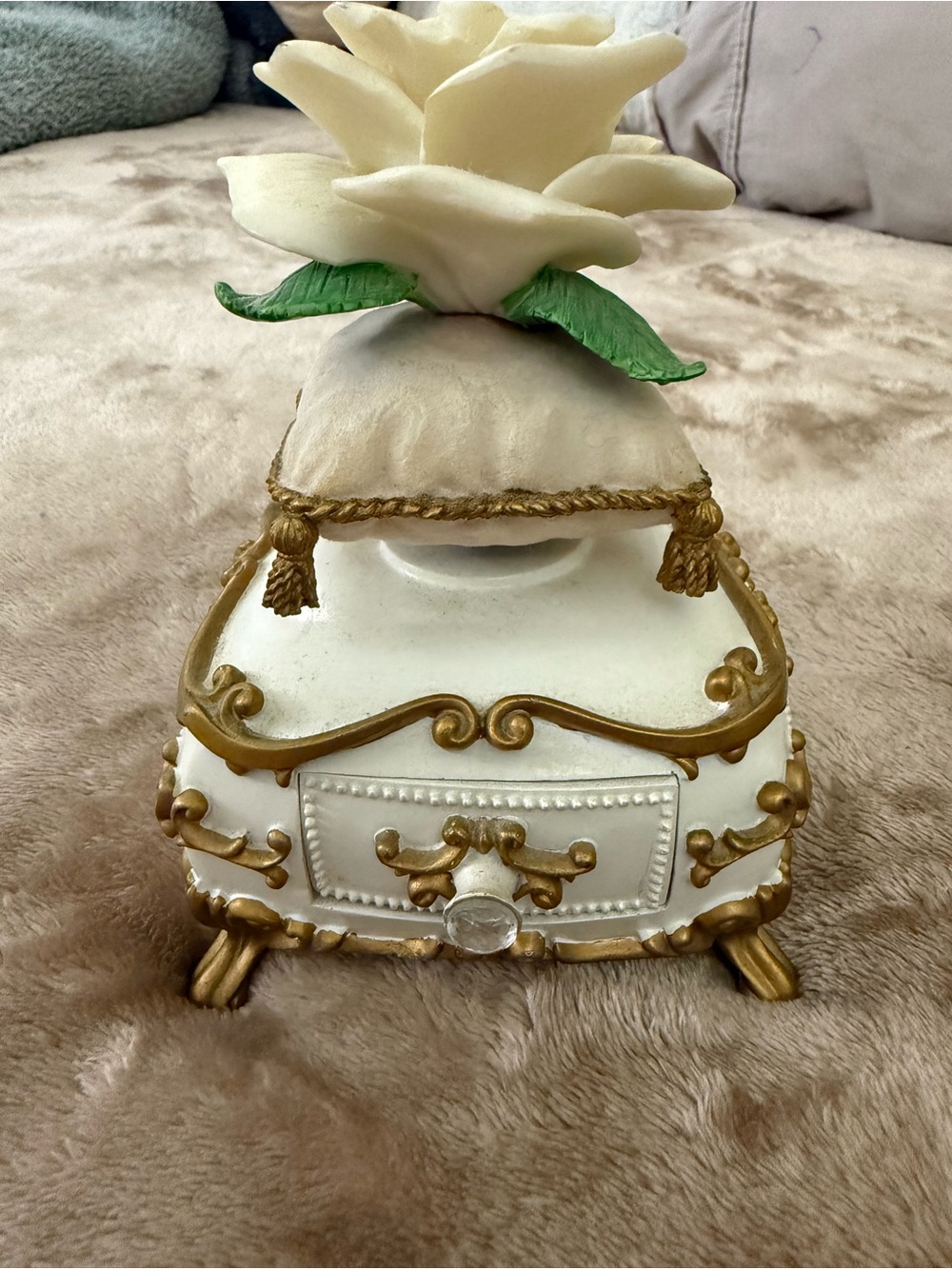 Vintage White Rose Porcelain Musical Trinket or Ring Box